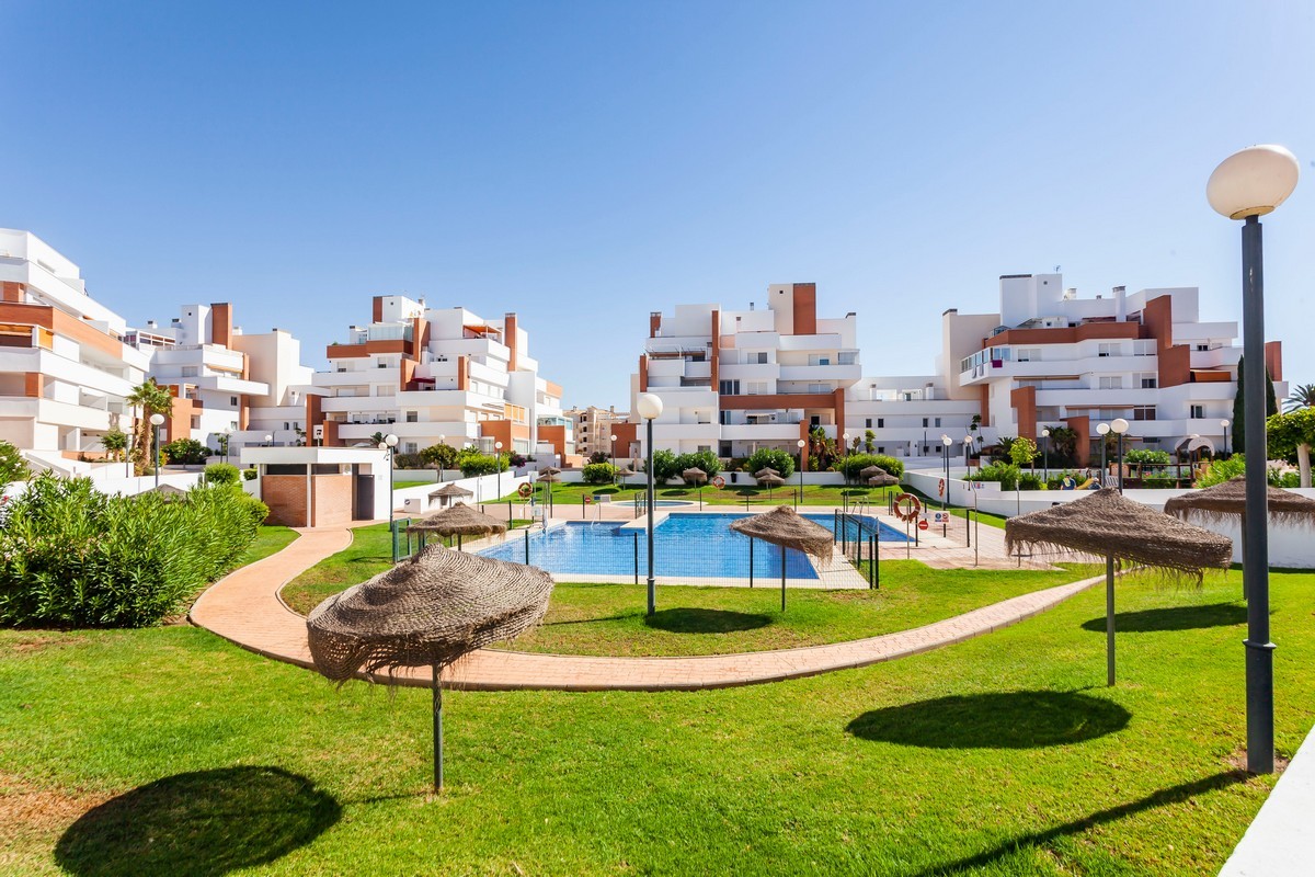 Appartement au rez-de-chaussée, prêt à emménager, dans le complexe Agua Serena, en deuxième ligne de plage