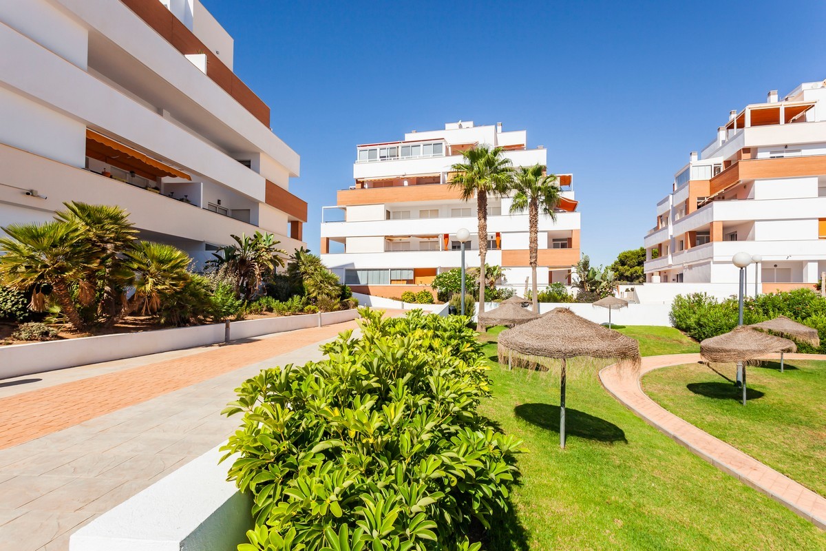 Appartement au rez-de-chaussée, prêt à emménager, dans le complexe Agua Serena, en deuxième ligne de plage