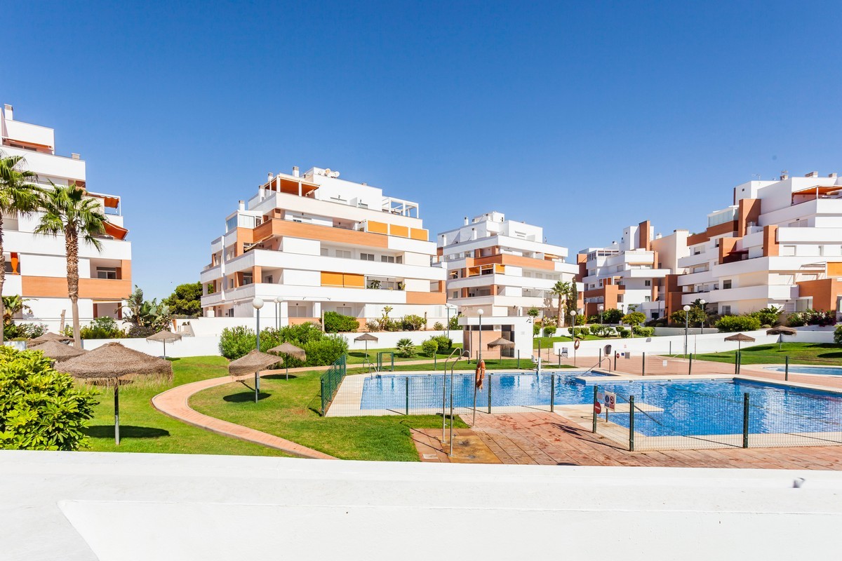 Appartement au rez-de-chaussée, prêt à emménager, dans le complexe Agua Serena, en deuxième ligne de plage