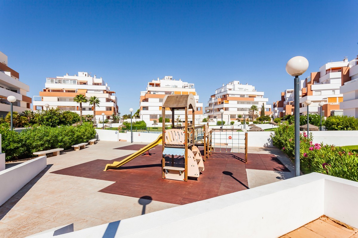 Appartement au rez-de-chaussée, prêt à emménager, dans le complexe Agua Serena, en deuxième ligne de plage