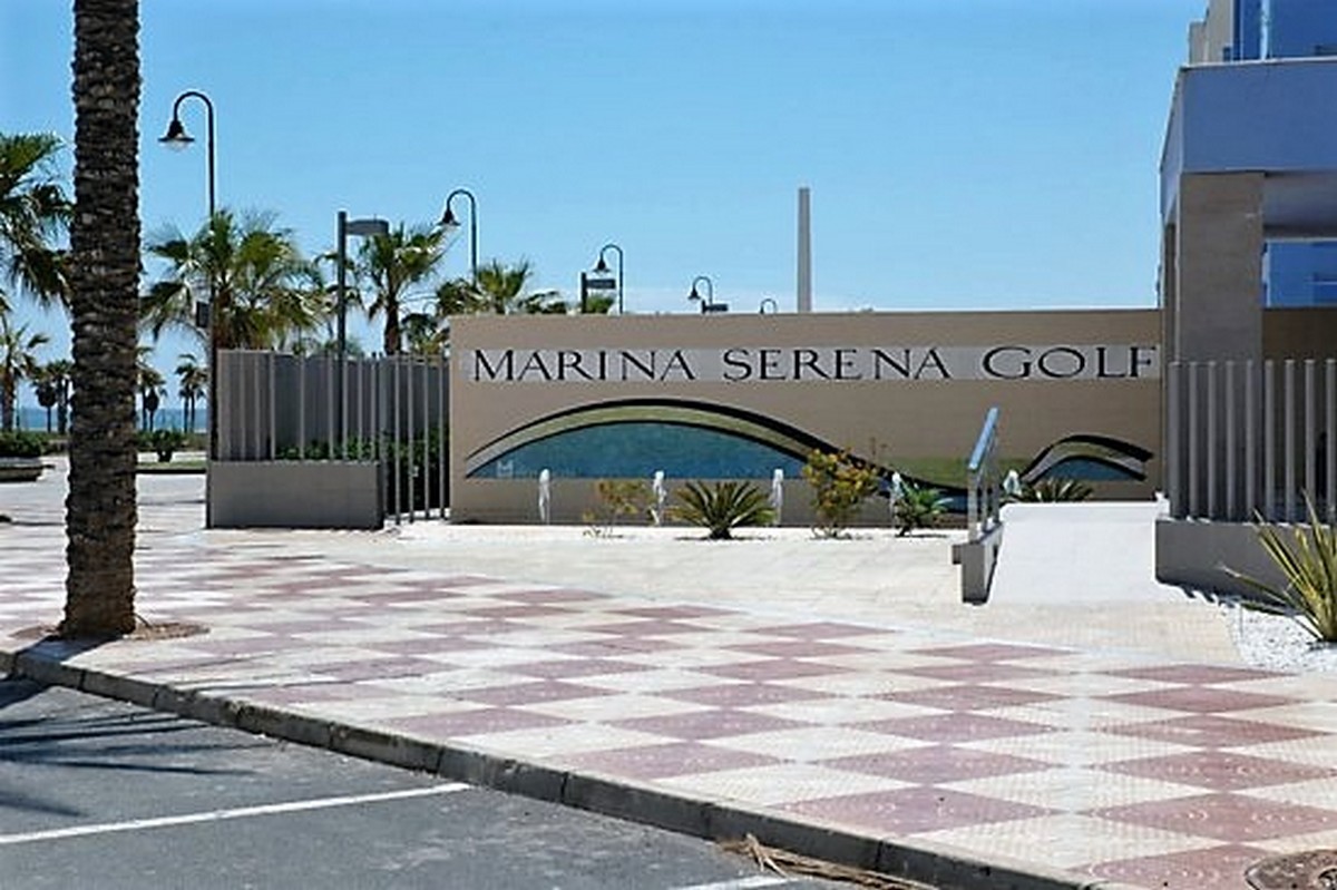 Ático Dúplex en Complejo Marina Serena Golf, primera línea de playa