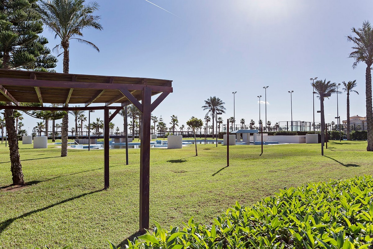 Ático Dúplex en Complejo Marina Serena Golf, primera línea de playa