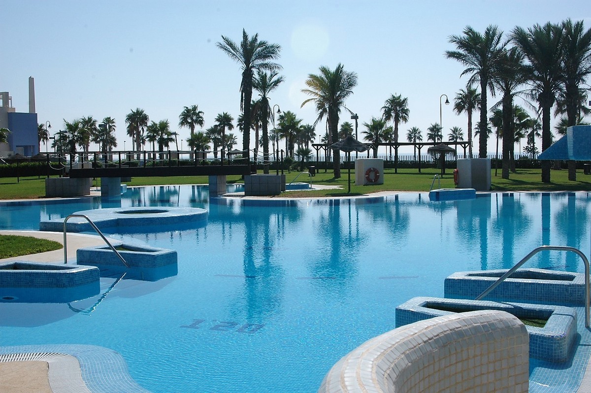 Ático Dúplex en Complejo Marina Serena Golf, primera línea de playa