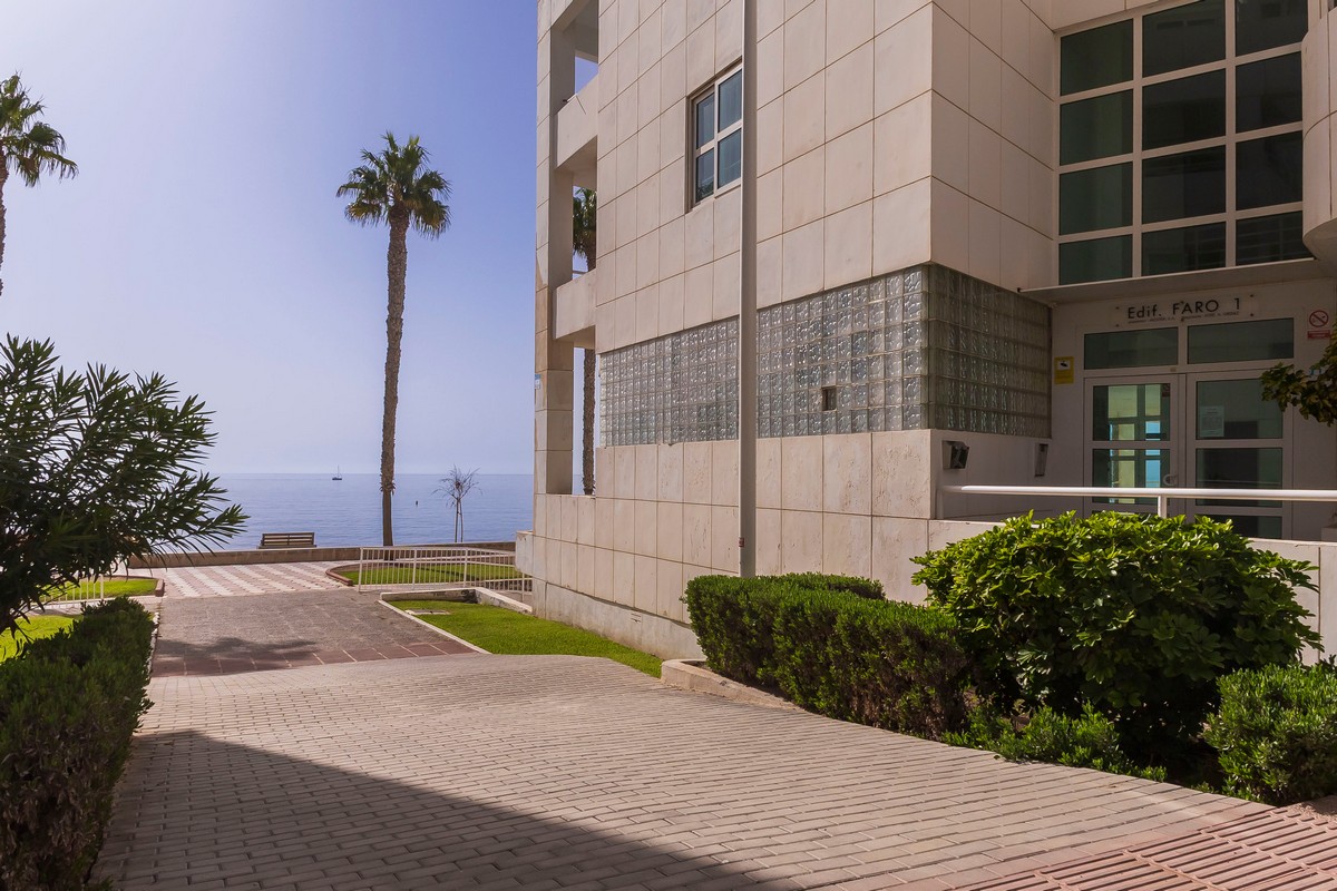 Penthouse en première ligne de plage, à côté du Castillo de Santa Ana