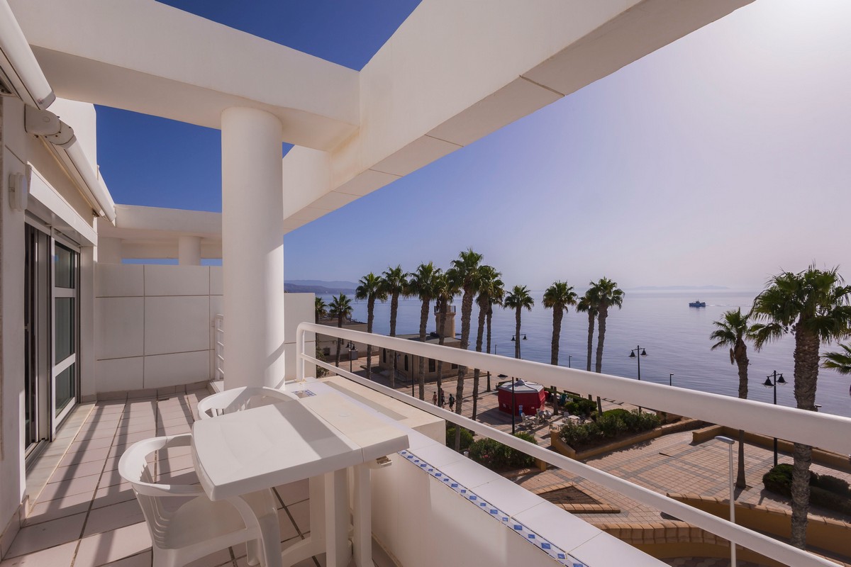 Penthouse en première ligne de plage, à côté du Castillo de Santa Ana