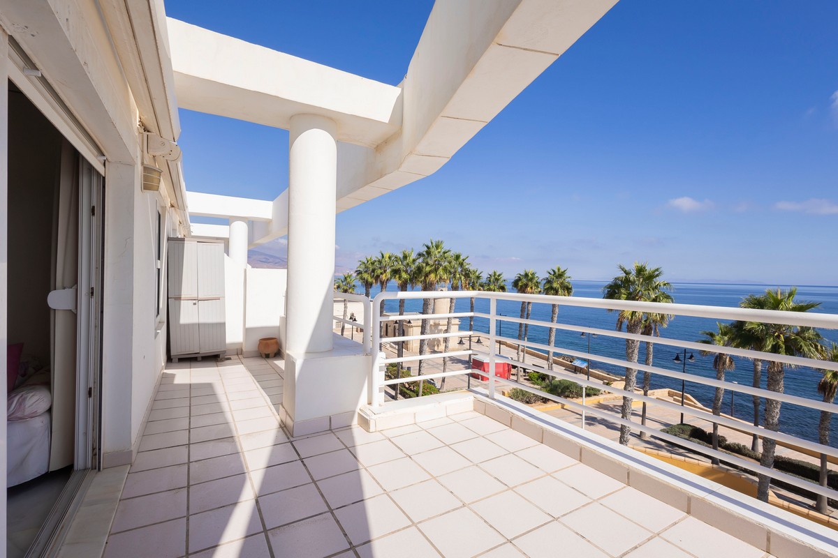 Penthouse in erster Strandreihe neben der Castillo Santa Ana
