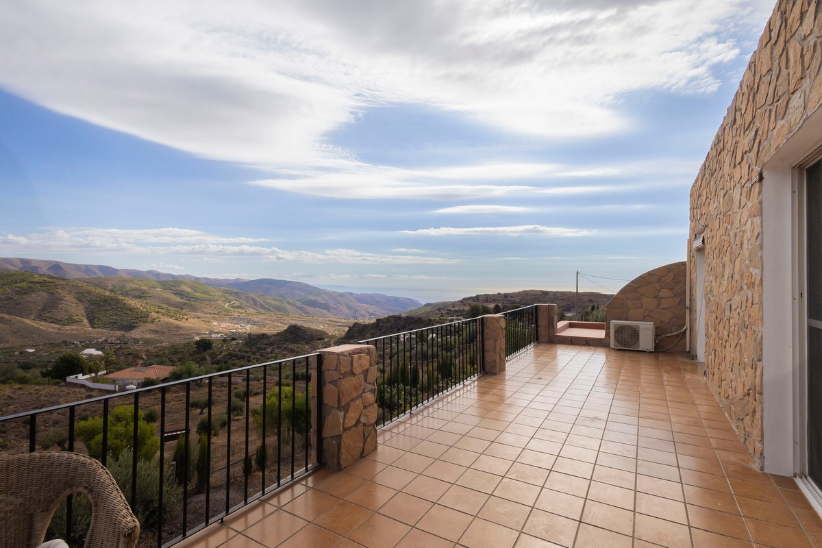 Espectacular casa rural con vistas y gran parcela en Félix
