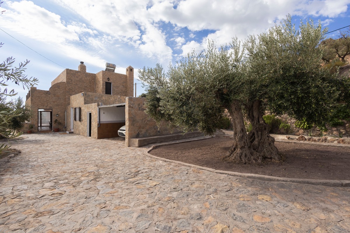 Espectacular casa rural con vistas y gran parcela en Félix