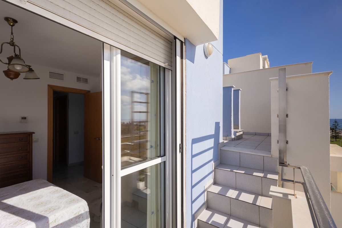 Ático Dúplex en Complejo Marina Serena Golf, primera línea de playa