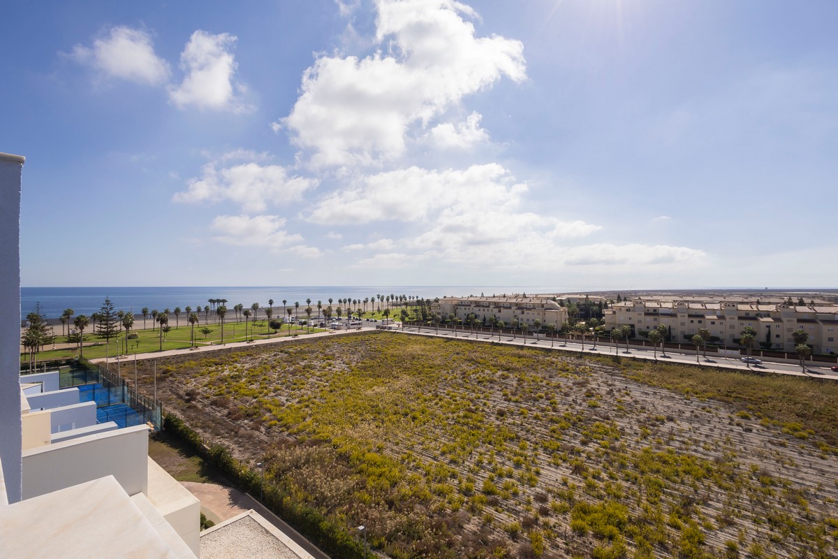 Ático Dúplex en Complejo Marina Serena Golf, primera línea de playa