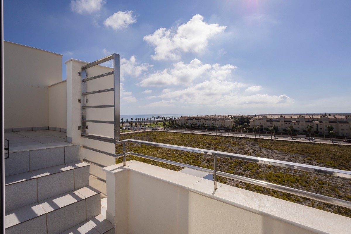 Ático Dúplex en Complejo Marina Serena Golf, primera línea de playa