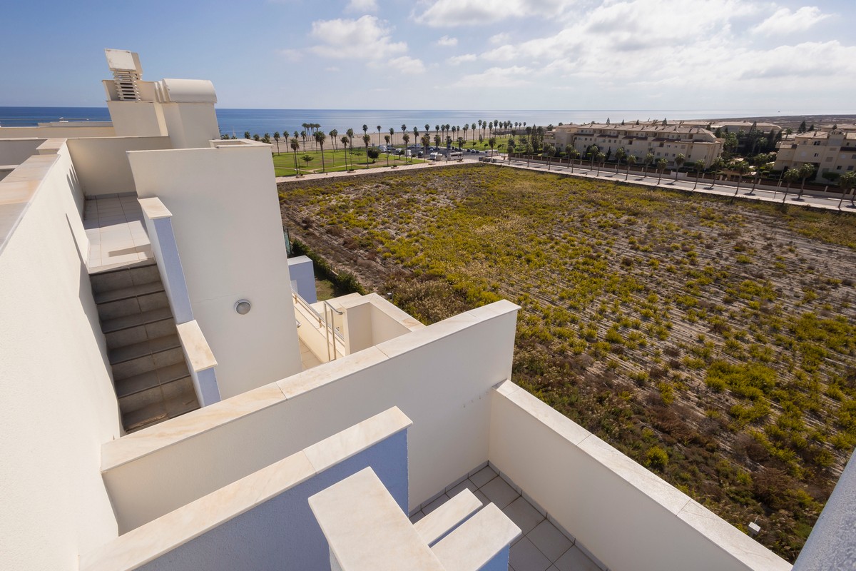 Ático Dúplex en Complejo Marina Serena Golf, primera línea de playa