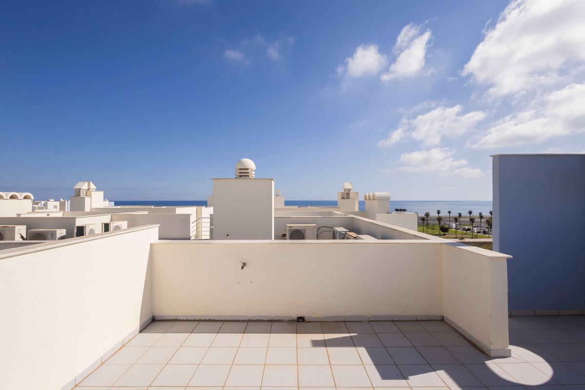 Ático Dúplex en Complejo Marina Serena Golf, primera línea de playa