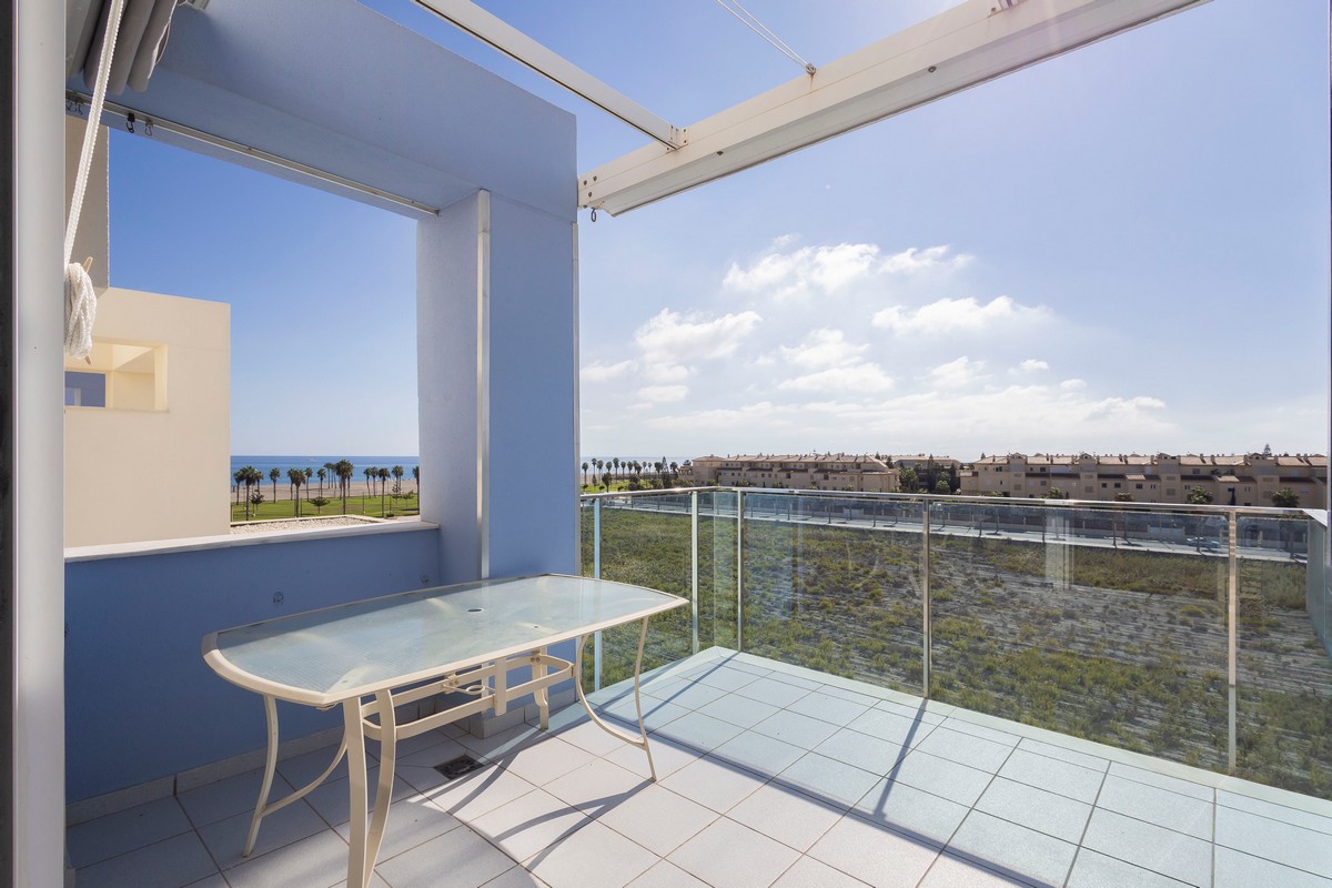 Ático Dúplex en Complejo Marina Serena Golf, primera línea de playa
