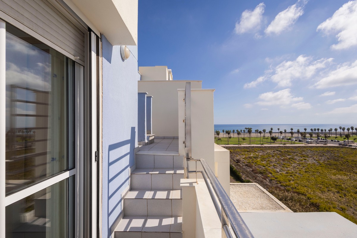 Ático Dúplex en Complejo Marina Serena Golf, primera línea de playa
