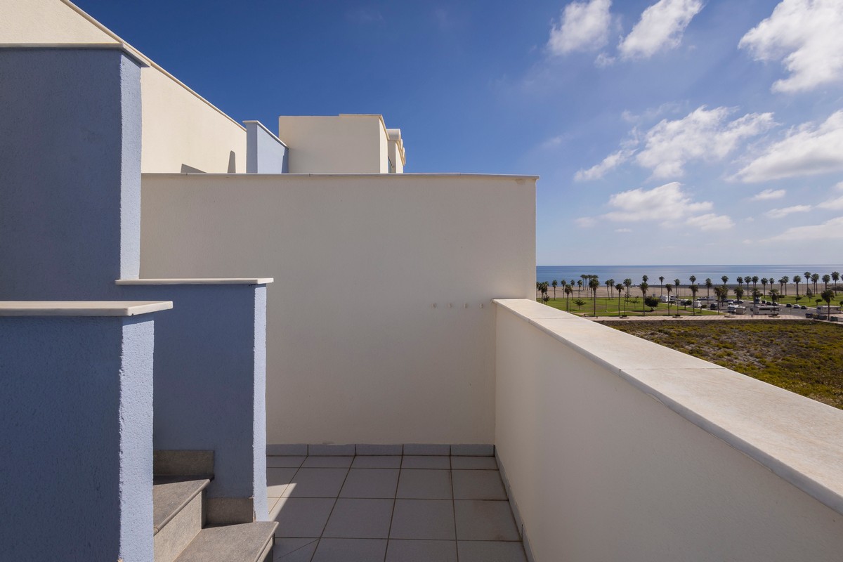 Ático Dúplex en Complejo Marina Serena Golf, primera línea de playa