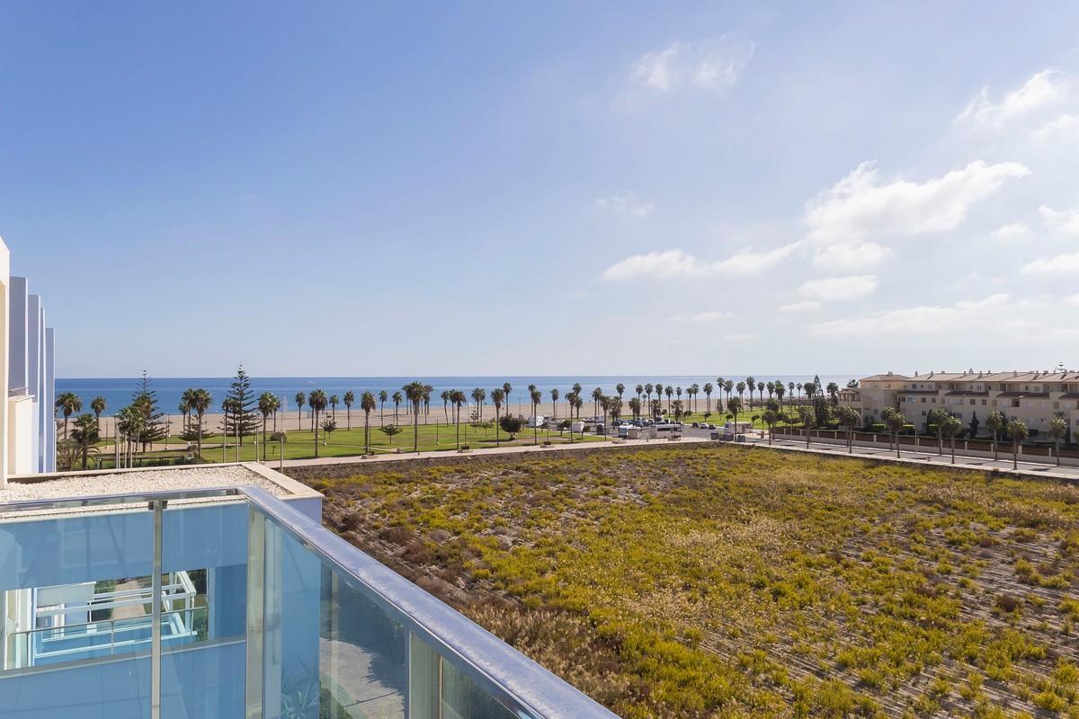 Ático Dúplex en Complejo Marina Serena Golf, primera línea de playa